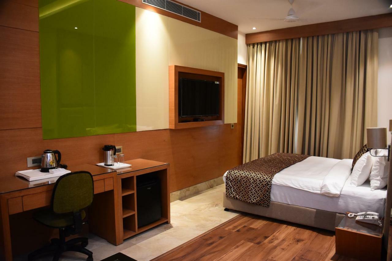 Hotel Orchid Blu Alīgarh Екстериор снимка