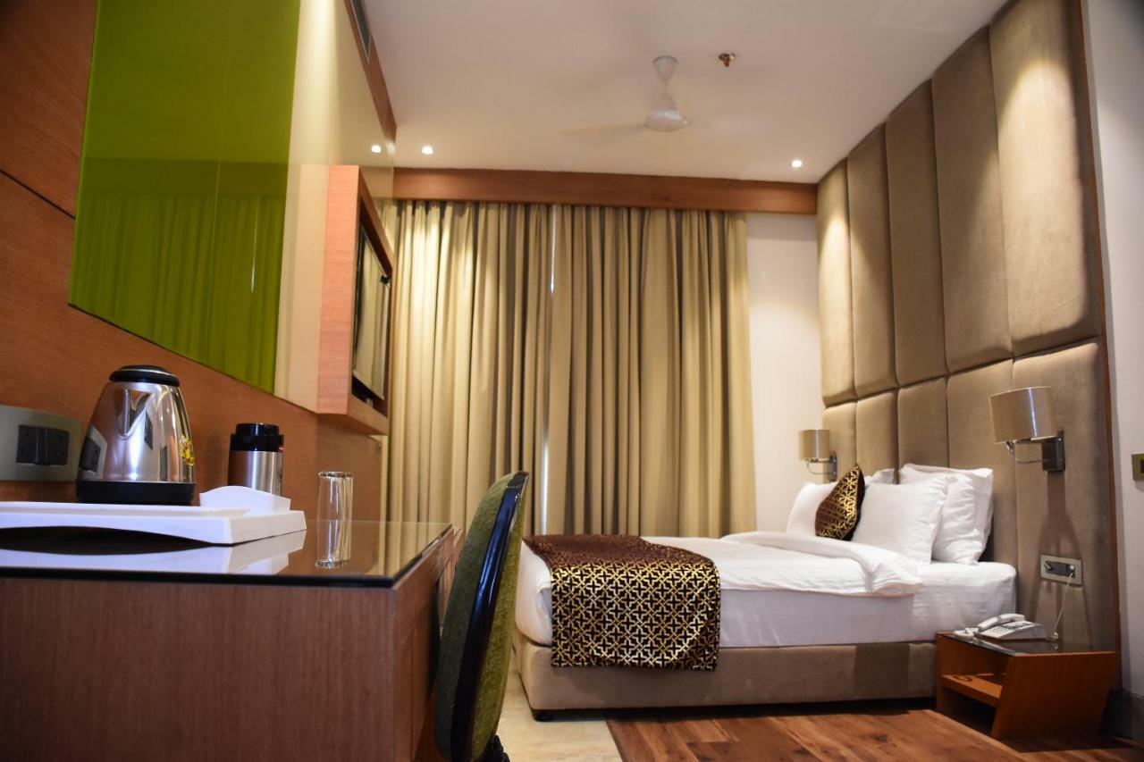 Hotel Orchid Blu Alīgarh Екстериор снимка